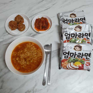 라면 그대로가 제일 맛있는 더엄마라면 — 5점을 준 리뷰어가 2019년 7월 올린 사용 사진