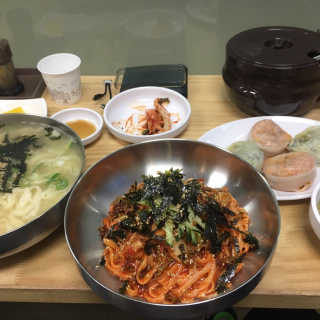 칼국수에끌림 [칼국수에 끌림] 손칼국수+비빔칼국수+왕만두4개 — 5점을 준 리뷰어가 2018년 10월 올린 사용 사진