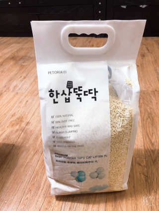 [펫토리아]한삽뚝딱 프리미엄 고양이 두부모래 — 3점을 준 리뷰어가 2019년 8월 올린 사용 사진