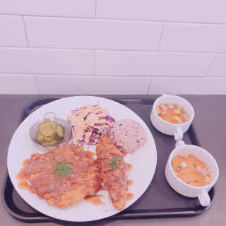 [미스터빠삭 신촌점] 빠삭정식+롤까스 — 4.33점을 준 리뷰어가 2018년 9월 올린 사용 사진