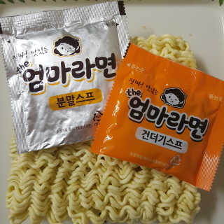 라면 그대로가 제일 맛있는 더엄마라면 — 5점을 준 리뷰어가 2019년 7월 올린 사용 사진