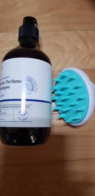 달리프 베러 퍼퓸 샴푸 1000ml 레이니데이 or 일랑로즈 — 5점을 준 리뷰어가 2020년 1월 올린 사용 사진