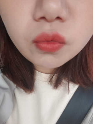 터치인솔 프리티필터 쉬폰 벨벳 립틴트 비비드팝 컬렉션 — 5점을 준 리뷰어가 2019년 3월 올린 사용 사진