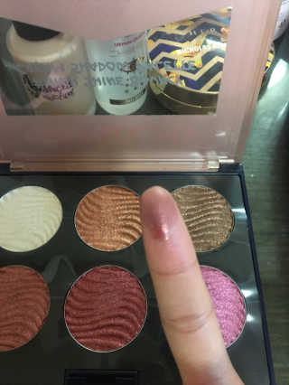 터치인솔 섀도우 팔레트와 젤아이라이너 펄덕후 세트 — 4점을 준 리뷰어가 2018년 8월 올린 사용 사진