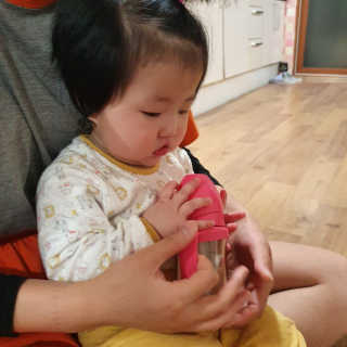 유비맘 샘방지 PPSU 빨대컵_컬러 랜덤 발송 — 4점을 준 리뷰어가 2020년 2월 올린 사용 사진