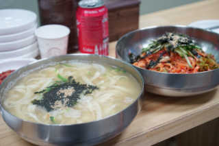 칼국수에끌림 [칼국수에 끌림] 손칼국수+비빔칼국수+왕만두4개 — 5점을 준 리뷰어가 2018년 9월 올린 사용 사진