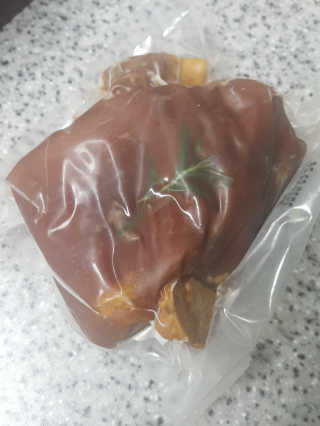 행복먹거리공작소 맥족. 맥주에 빠진 족발 550g + 마늘소스 70g — 4점을 준 리뷰어가 2020년 1월 올린 사용 사진