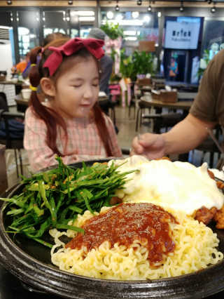 고향원조숯불닭갈비 [고향산천원조숯불닭갈비] 뼈없는 숯불닭갈비 2인세트 — 5점을 준 리뷰어가 2018년 9월 올린 사용 사진