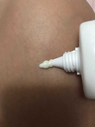 소프트 에어리 UV 에센스 SPF 50 PA ++++ — 5점을 준 리뷰어가 2018년 11월 올린 사용 사진