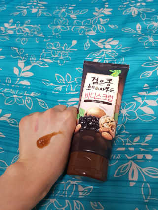 정글트리 검은콩 호두 아몬드 바디스크럽 — 4.67점을 준 리뷰어가 2018년 3월 올린 사용 사진