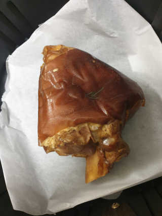 행복먹거리공작소 맥족. 맥주에 빠진 족발 550g + 마늘소스 70g — 5점을 준 리뷰어가 2020년 3월 올린 사용 사진