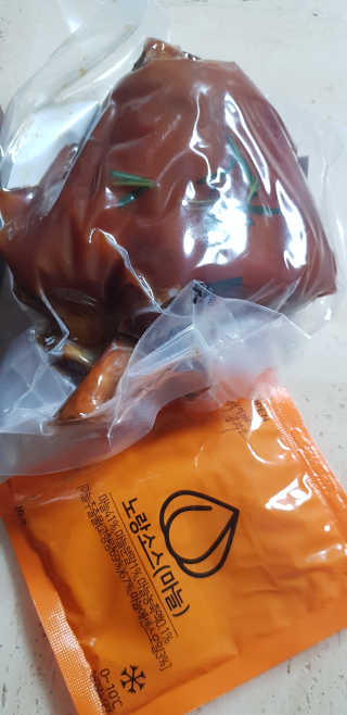행복먹거리공작소 맥족. 맥주에 빠진 족발 550g + 마늘소스 70g — 5점을 준 리뷰어가 2020년 3월 올린 사용 사진