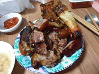 행복먹거리공작소 맥족. 맥주에 빠진 족발 550g + 마늘소스 70g — 3점을 준 리뷰어가 2020년 1월 올린 사용 사진
