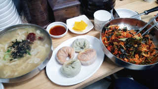 칼국수에끌림 [칼국수에 끌림] 손칼국수+비빔칼국수+왕만두4개 — 4.33점을 준 리뷰어가 2018년 10월 올린 사용 사진