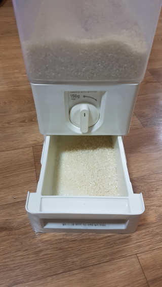 창신리빙 [프랑코 다이얼 계량 쌀통 12kg] 똑똑한 정리 수납 — 4.5점을 준 리뷰어가 2019년 2월 올린 사용 사진