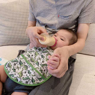 [베이비앤아이] 클린 이유식 방수 턱받이 — 5점을 준 리뷰어가 2019년 7월 올린 사용 사진