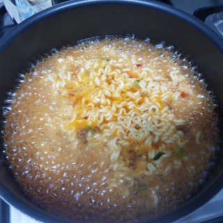 라면 그대로가 제일 맛있는 더엄마라면 — 5점을 준 리뷰어가 2019년 7월 올린 사용 사진