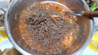 유천냉면 유천 비빔냉면 2인분+메밀지짐만두 280g — 5점을 준 리뷰어가 2018년 6월 올린 사용 사진
