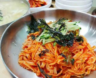 칼국수에끌림 [칼국수에 끌림] 손칼국수+비빔칼국수+왕만두4개 — 5점을 준 리뷰어가 2018년 9월 올린 사용 사진