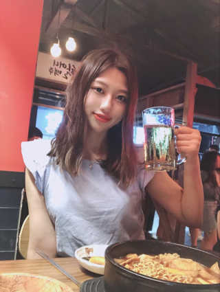[블랙루즈] 펄블리 아이 글리터 4종 중 택 1 — 5점을 준 리뷰어가 2019년 8월 올린 사용 사진