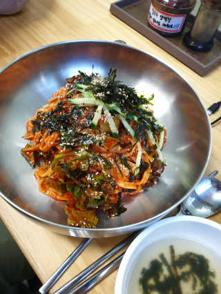 칼국수에끌림 [칼국수에 끌림] 손칼국수+비빔칼국수+왕만두4개 — 4.33점을 준 리뷰어가 2018년 10월 올린 사용 사진