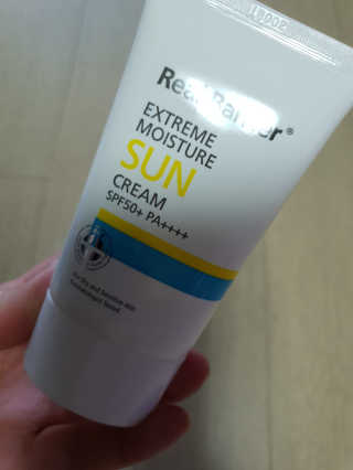 리얼베리어 익스트림 모이스처 선크림 SPF50+ PA++++ — 4점을 준 리뷰어가 2019년 4월 올린 사용 사진