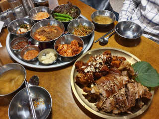 [동네맛집족발] 4개 족발 중 택1 — 5점을 준 리뷰어가 2019년 12월 올린 사용 사진