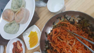 칼국수에끌림 [칼국수에 끌림] 손칼국수+비빔칼국수+왕만두4개 — 4.17점을 준 리뷰어가 2018년 10월 올린 사용 사진