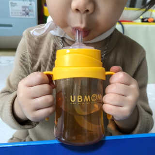 유비맘 샘방지 PPSU 빨대컵_컬러 랜덤 발송 — 4.5점을 준 리뷰어가 2020년 3월 올린 사용 사진