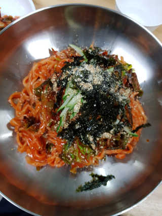 칼국수에끌림 [칼국수에 끌림] 손칼국수+비빔칼국수+왕만두4개 — 4.5점을 준 리뷰어가 2018년 10월 올린 사용 사진