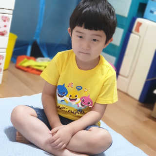 [베이비앤아이] 핑크퐁 아기상어 유아 반팔티 — 5점을 준 리뷰어가 2019년 6월 올린 사용 사진