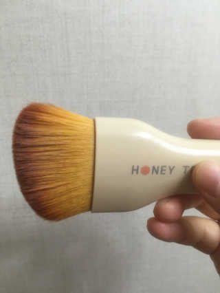 Honey Trap 멀티앵글드파운데이션 브러쉬+매직 퍼프,브러쉬클렌저 — 5점을 준 리뷰어가 2017년 10월 올린 사용 사진