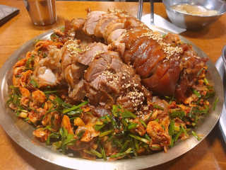 [동네맛집족발] 4개 족발 중 택1 — 4점을 준 리뷰어가 2019년 11월 올린 사용 사진