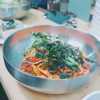 칼국수에끌림 [칼국수에 끌림] 손칼국수+비빔칼국수+왕만두4개 — 5점을 준 리뷰어가 2018년 10월 올린 사용 사진