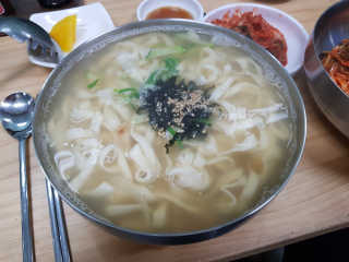 칼국수에끌림 [칼국수에 끌림] 손칼국수+비빔칼국수+왕만두4개 — 5점을 준 리뷰어가 2018년 10월 올린 사용 사진
