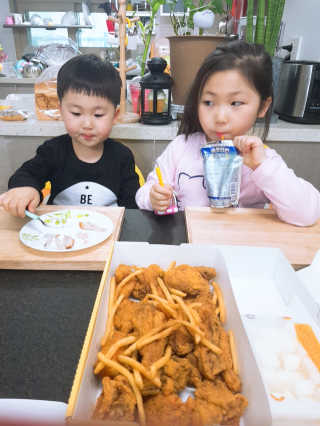 목우촌 또래오래 또래오래  콘듀치킨 — 5점을 준 리뷰어가 2019년 4월 올린 사용 사진