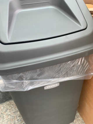 창신리빙 프랑코 퍼블릭 스윙 휴지통 10L, 25L, 35L — 4점을 준 리뷰어가 2019년 8월 올린 사용 사진
