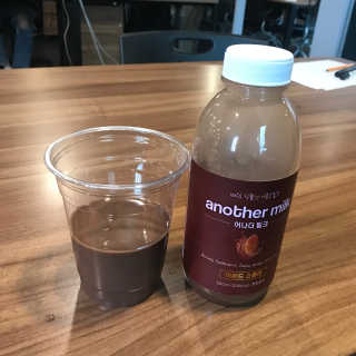 식사대용 아몬드밀크 어나더밀크 500ml X 2병 — 5점을 준 리뷰어가 2018년 9월 올린 사용 사진
