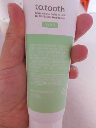 메디덴코 투투스 키즈 어린이 치약 — 4점을 준 리뷰어가 2020년 3월 올린 사용 사진