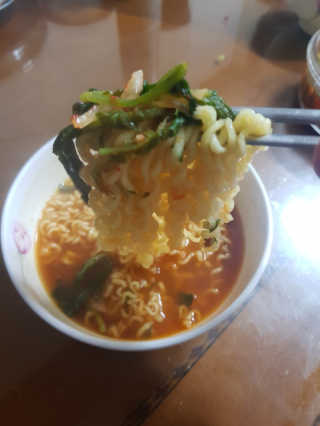 라면 그대로가 제일 맛있는 더엄마라면 — 5점을 준 리뷰어가 2019년 7월 올린 사용 사진