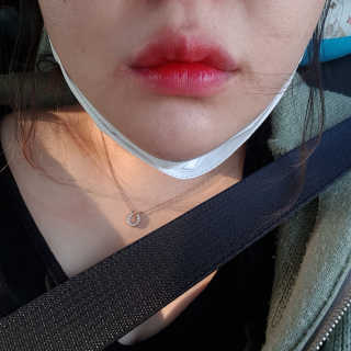릴리바이레드 쥬시라이어 워터틴트 02 체리 크러쉬인 척 — 4점을 준 리뷰어가 2020년 4월 올린 사용 사진