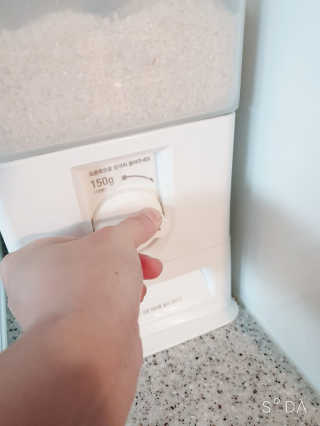 창신리빙 [프랑코 다이얼 계량 쌀통 12kg] 똑똑한 정리 수납 — 5점을 준 리뷰어가 2019년 2월 올린 사용 사진