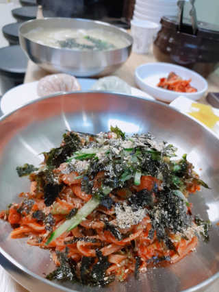 칼국수에끌림 [칼국수에 끌림] 손칼국수+비빔칼국수+왕만두4개 — 5점을 준 리뷰어가 2018년 10월 올린 사용 사진