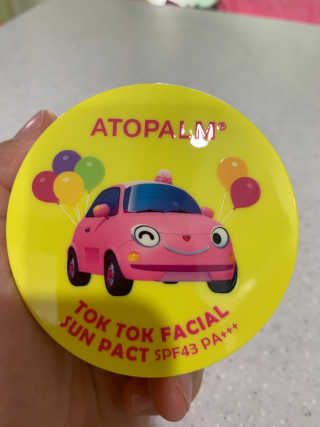 아토팜 톡톡 페이셜 선팩트 SPF43 PA+++ — 4.5점을 준 리뷰어가 2019년 6월 올린 사용 사진