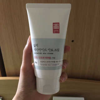 일리윤 세라마이드 아토 집중 크림 — 4.67점을 준 리뷰어가 2017년 6월 올린 사용 사진
