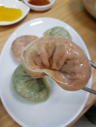 칼국수에끌림 [칼국수에 끌림] 손칼국수+비빔칼국수+왕만두4개 — 5점을 준 리뷰어가 2018년 10월 올린 사용 사진