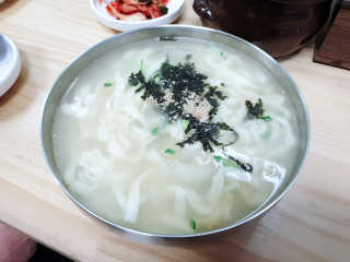 칼국수에끌림 [칼국수에 끌림] 손칼국수+비빔칼국수+왕만두4개 — 5점을 준 리뷰어가 2018년 10월 올린 사용 사진
