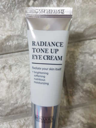 보나쥬르 래디언스 톤업 아이크림 30ml — 5점을 준 리뷰어가 2018년 8월 올린 사용 사진