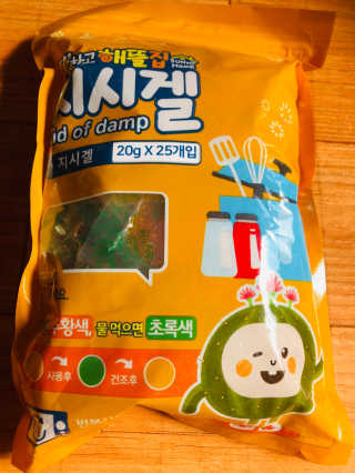 쨍하고 해뜰집 재사용 가능한 로하스 인증 지시겔 제습제 25g 20개입 — 5점을 준 리뷰어가 2019년 9월 올린 사용 사진