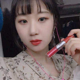 터치인솔 메탈리스트 리퀴드 포일 립스틱 5종 — 5점을 준 리뷰어가 2018년 3월 올린 사용 사진